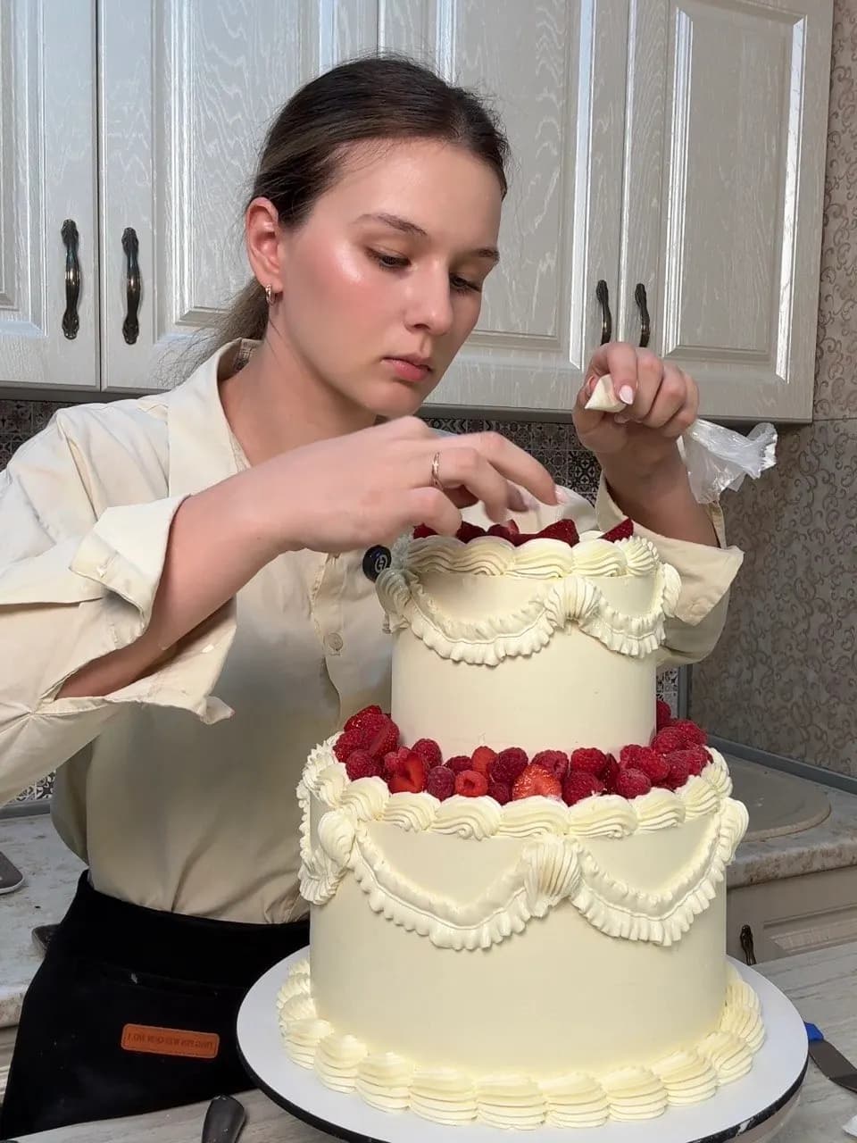 Автор украшает торт